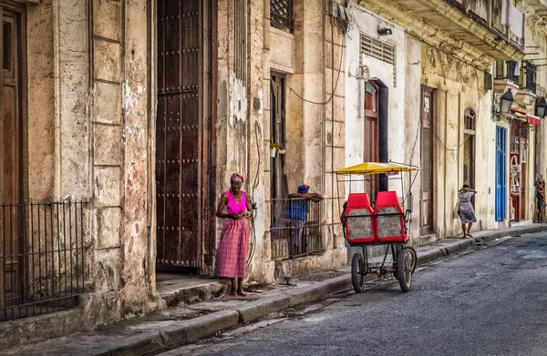 キューバのハバナ 2019年7月 街の最も古い部分で三輪車で待っているピンクの服の女性 — ストック写真