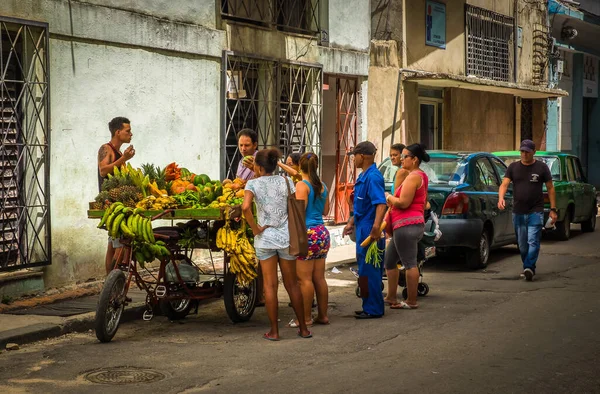 Havane Cuba Juillet 2019 Vendeur Fruits Clients Dans Une Rue — Photo