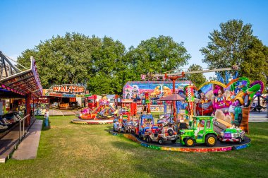 Doğu Sussex, Birleşik Krallık, 11 Ağustos 2025, Ortaçağ Rye kasabasındaki eğlence fuarı manzarası