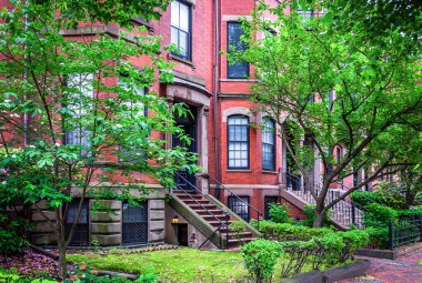 Massachusetts, ABD, 9 Haziran 2025, Back Bay bölgesindeki Marlborough Caddesi 'ndeki bir binanın manzarası.