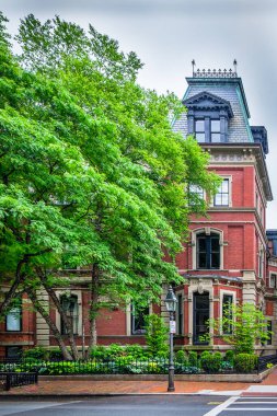 Massachusetts, ABD, 9 Haziran 2025, Back Bay bölgesindeki Marlborough Caddesi 'ndeki bir binanın manzarası.