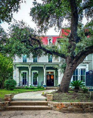 Teksas, ABD, 29 Mayıs 2024, Robinson-Macken Evi manzaralı, Austin 'deki Ulusal Tarihi Yerler Kaydı' nda Victoria tarzı bir bina..