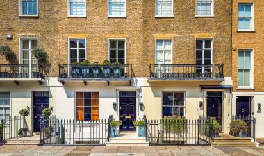 Londra, İngiltere, 18 Ağustos 2025, Belgravia 'nın Chester Meydanı' ndaki bir binanın manzarası, Westminster şehri..