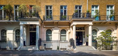 Londra, İngiltere, 27 Nisan 2025, Eaton Place 'de Westminster Borough, Belgravia' da bir yerleşim yeri manzarası.