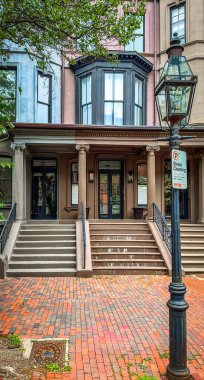 Massachusetts, ABD, 9 Haziran 2025, Back Bay bölgesindeki Marlborough Caddesi 'ndeki bir binanın manzarası.