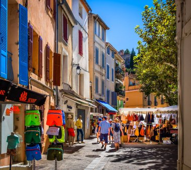 Cassis, Fransa, 3 Eylül 2025, Michel Blanc Caddesi 'ndeki şehir manzarası