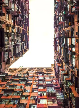 Hong Kong, Hong Kong Adası, 30 Ocak 2024, Doğu Bölgesi 'ndeki King' s Road 'daki terk edilmiş renkli bir binanın üst kısmı.