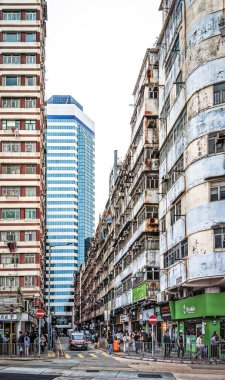 Hong Kong, Hong Kong Adası, 30 Ocak 2024, Doğu Bölgesi 'ndeki Quarry Bay bölgesinde Hoi Kwong Caddesi' ndeki şehir manzarası.