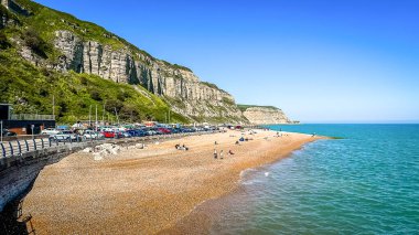 İngiltere 'nin doğu Sussex kıyısındaki Hastings' teki Rock-A-Nore Sahili manzarası.
