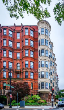 Massachusetts, ABD, 9 Haziran 2025, Beacon Caddesi ve Exeter Caddesi 'nin köşesindeki bir yerleşim yeri manzarası, Back Bay bölgesinde, Boston
