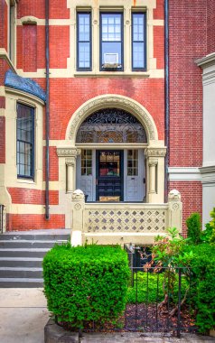 Massachusetts, ABD, 9 Haziran 2025, Marlborough Caddesi 'ndeki Back Bay bölgesindeki bir binanın manzarası.