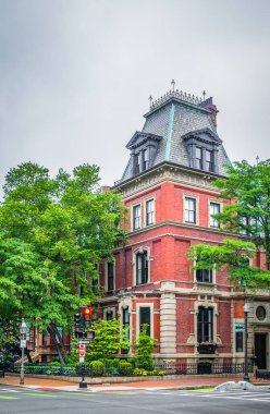 Massachusetts, ABD, 9 Haziran 2025, Marlborough Caddesi ve Dartmouth Caddesi 'nin köşesindeki Back Bay bölgesinde bir binanın manzarası.
