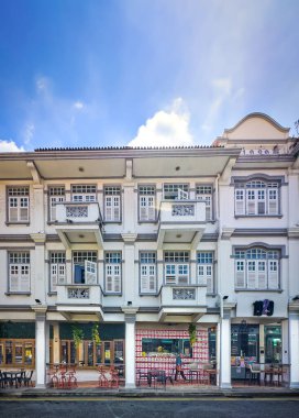 Merkez Bölge, Singapur, 6 Şubat 2024, Çin Mahallesi 'nde Keong Saik Yolu' ndaki Shopehouse 'ların önünden geçen bir adam görülüyor.