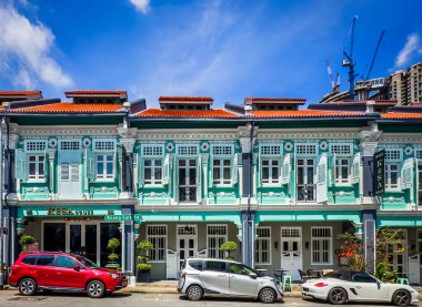 Central Area, Singapur, 6 Şubat 2024, Çin Mahallesi 'nde Keong Saik Yolu' ndaki üç araba manzaralı.