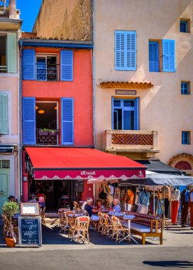 Cassis, Fransa, 3 Eylül 2025, bazı müşterilerin Balthazar 'da öğle yemeği yediği Quai des Baux' taki bir restoran.