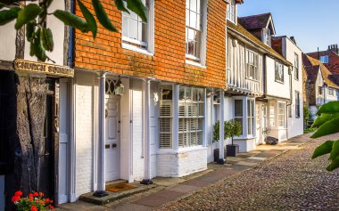 Doğu Sussex, Birleşik Krallık, 12 Ağustos 2025, Kilise Meydanı manzarası, bir ortaçağ kasabası olan Rye 'da bir kaldırım sokağı.