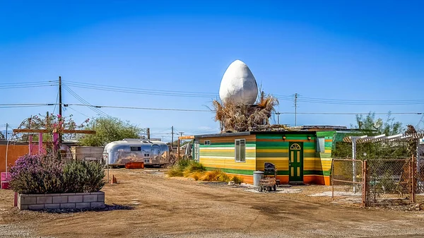 Kaliforniya, ABD, 30 Eylül 2024, Salton Denizi 'ndeki Bombay Sahili' nde H Bulvarı 'ndaki bir bungalovun üstündeki sanat sergisi