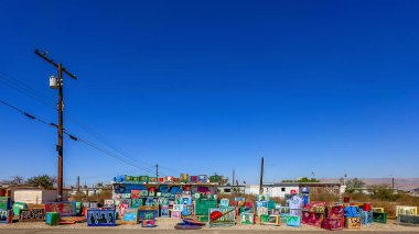 California, ABD, 30 Eylül 2024, Bombay Beach TV manzaralı, Salton Denizi 'ndeki 4. Cadde' de bir sanat sergisi