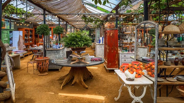 Londra, Birleşik Krallık, 9 Ağustos 2025, Richmond 'daki Petersham Çocuk Yuvası Yaşam Tarzı Dükkanı