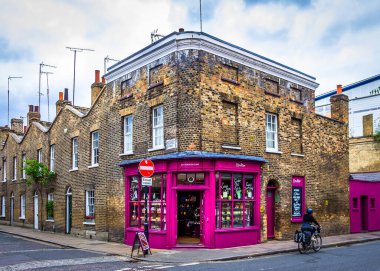 Londra, İngiltere, 18 Ağustos 2025, Konditor manzaralı, Lambeth ilçesinde bir fırın