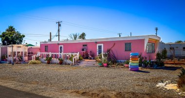 California, ABD, 30 Eylül 2024, Salton Denizi üzerindeki Bombay Sahili 'nde bulunan F Bulvarı' ndaki pembe mobil ev manzaralı.