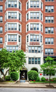 Massachusetts, ABD, 9 Haziran 2025, Boston 'un Back Bay bölgesindeki 512 Beacon Caddesi' ndeki bir binanın önünden geçen adamın görüntüsü.