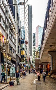 Hong Kong, Hong Kong Adası, 30 Ocak 2024, Cochrane Caddesi 'ndeki yayaların manzarası, Central Bölgesi' nde asfalt bir alan.