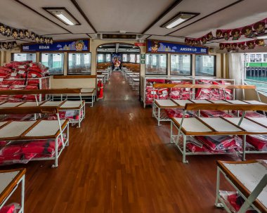 Hong Kong, Kowloon, 31 Ocak 2024, bir Star Ferry mekiğinde.