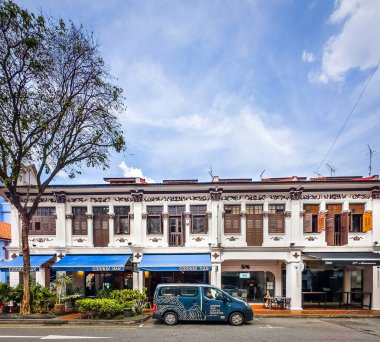 Joo Chiat ve Katong bölgesi, Singapur, 6: 00 2024, Common Man kahve kızartma makineleri manzarası, Joo Chiat Yolu üzerinde bir kafe ve kafe.