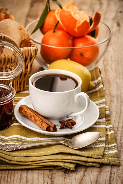 Black coffee and tangerines — Stock Photo, Image