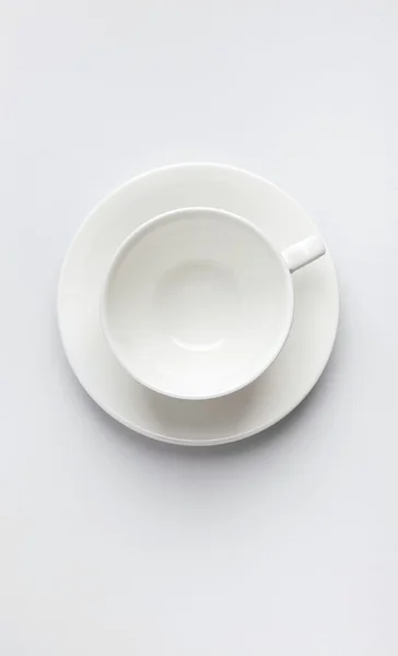 Branco cerâmico copo vazio no disco voador — Fotografia de Stock