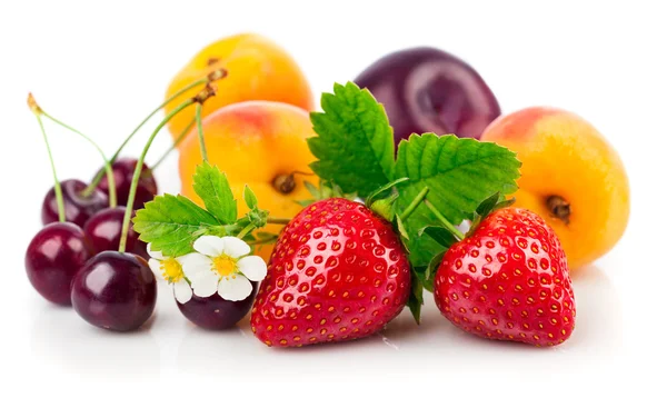 Fresh fruits and berries in still life with green leaves — Stock Photo, Image