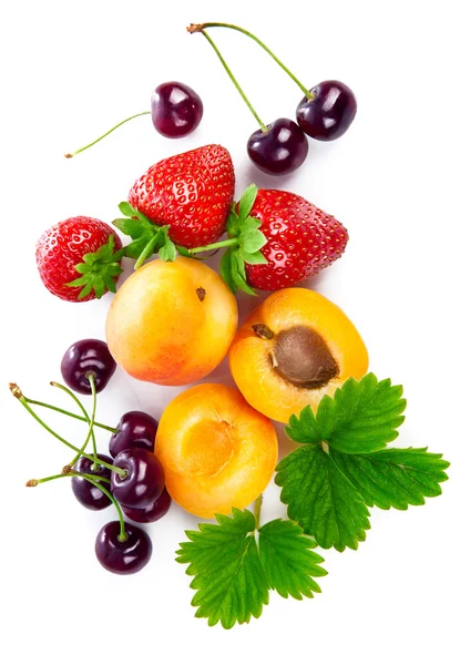 新鲜的浆果和水果静物顶视图 — 图库照片