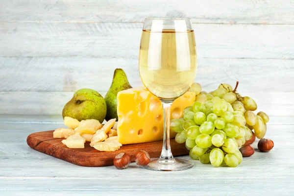 Wineglass λευκό κρασί με φρούτα καρυδιών — Φωτογραφία Αρχείου