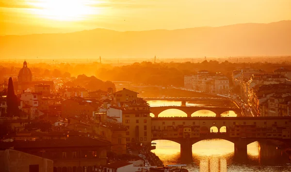 Γεφυρώνει την Φλωρεντία του ποταμού arno Ιταλία παλιά πόλη στο ηλιοβασίλεμα το βράδυ — Φωτογραφία Αρχείου