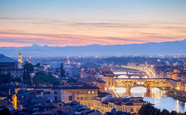 Мосты в Флоренции реки Арно Старый город Италии в конце вечер закат — стоковое фото