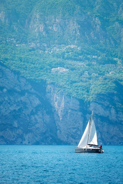 Barca di Sailer galleggianti dalle onde del lago — Foto Stock