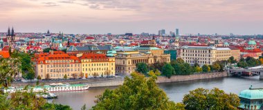 Prag'da vltava Nehri görünümüne günbatımı manzara