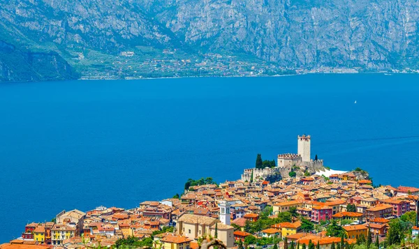 Ovanifrån till gamla torn och färgglada hus i malcesine gamla stan — Stockfoto