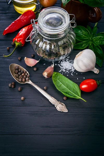 Ingrediente di erbe e spezie per cucinare cibo italiano — Foto Stock