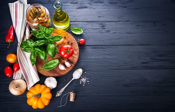 Gemüse und Gewürze Zutat zum kochen italienischen Essens — Stockfoto