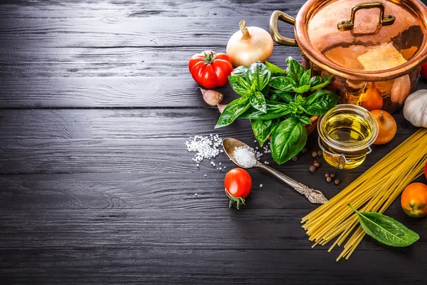 Italienische Küche Zubereitung Pasta auf Holzbrett — Stockfoto