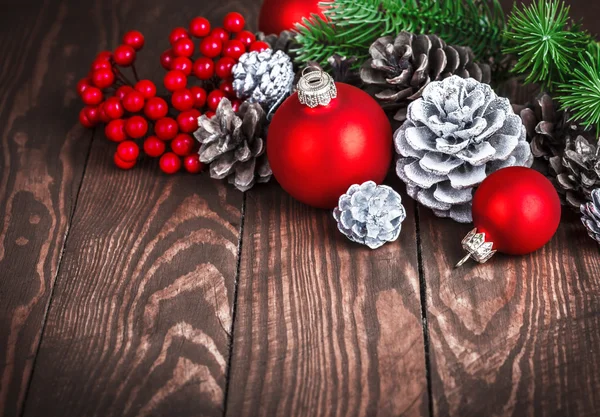 Decoração de Natal com pinhas bolas vermelhas — Fotografia de Stock