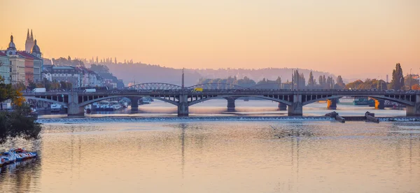 Sunrise рано вранці над міст на річці Влтава, у Празі — стокове фото