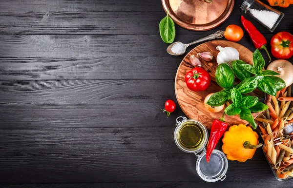 Gemüse und Gewürze Zutat zum kochen italienischen Essens — Stockfoto