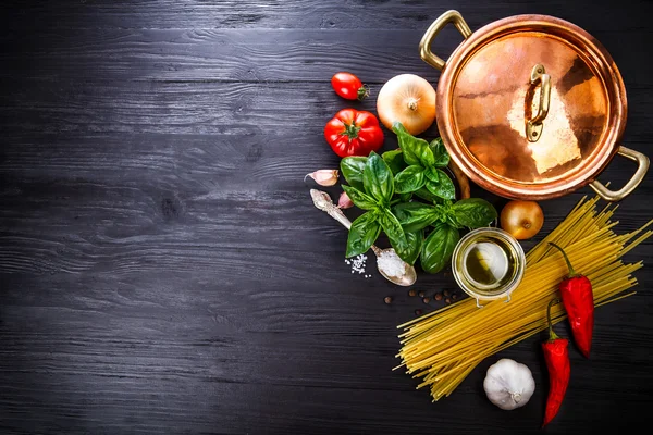 Italienische Küche Zubereitung Pasta auf Holzbrett — Stockfoto