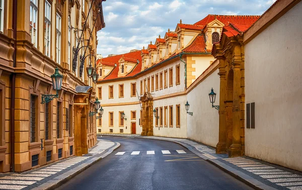 Old street wśród starożytnych domów w Praha — Zdjęcie stockowe