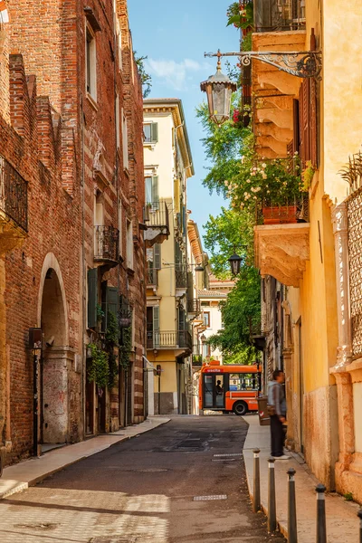 Smalle straat met oude huizen in Verona. Italië — Stockfoto