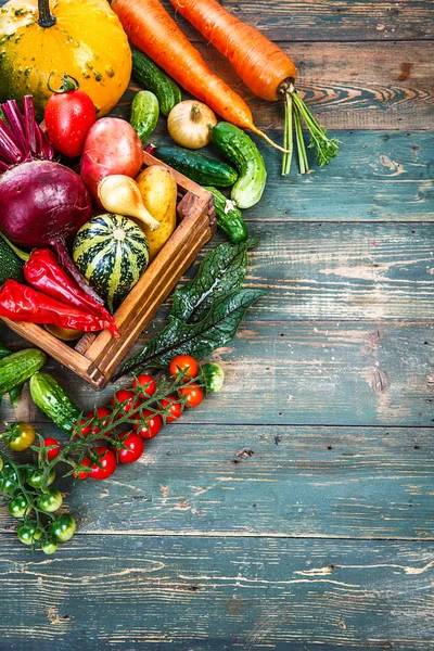 Colher legumes frescos outono ainda-vida na velha — Fotografia de Stock