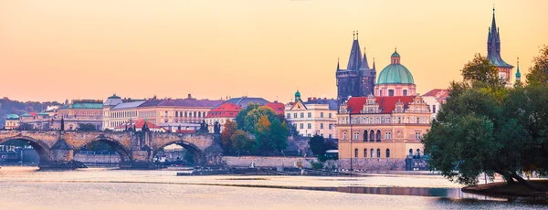 Zachód słońca pejzaż widok na Most Karola na Wełtawie w Pradze — Zdjęcie stockowe